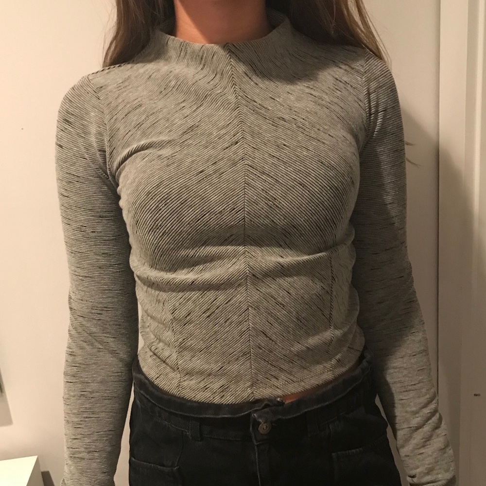Mid turtleneck crop!